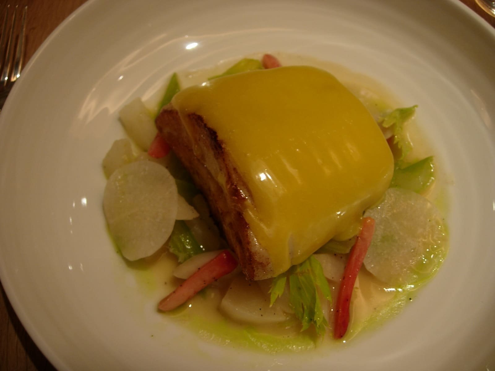 Marmortisch mit Gewürzen und Sukkulente, beleuchteter Innenbereich.