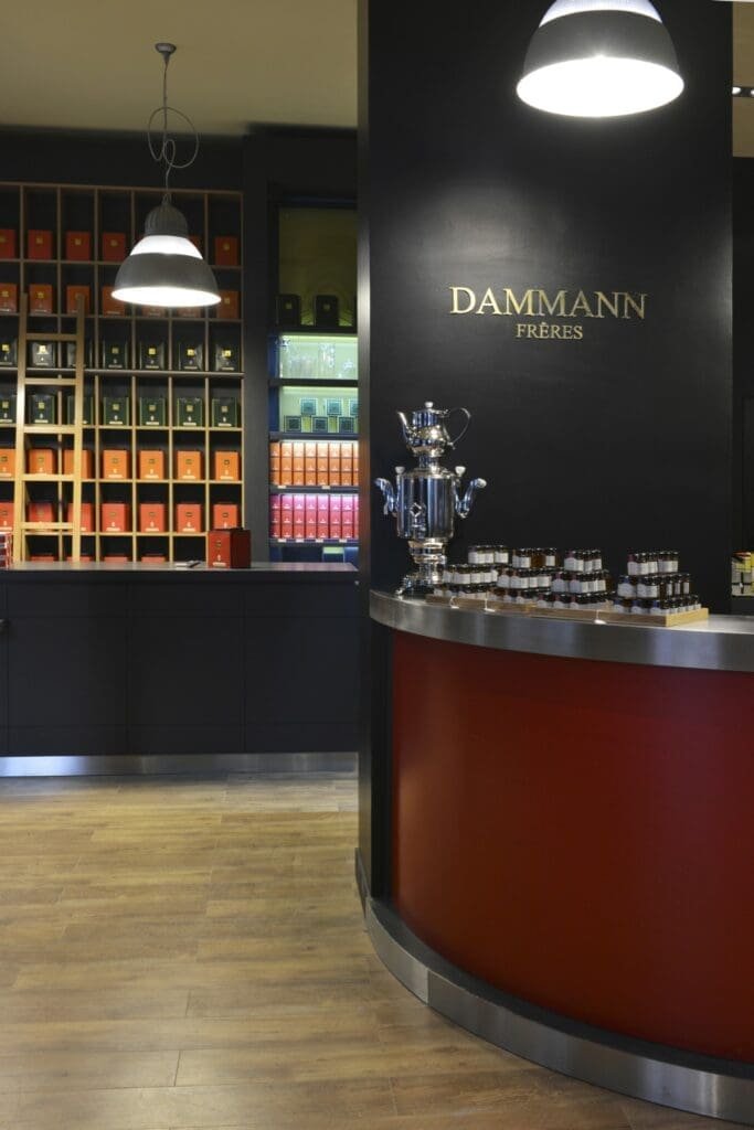 Intérieur boutique Dammann Frères avec étagères de thés et samovar argenté.