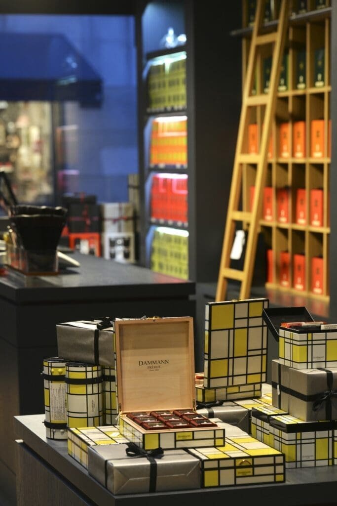 Coffrets cadeaux Dammann Frères avec design Mondrian dans une maison de thé parisienne.