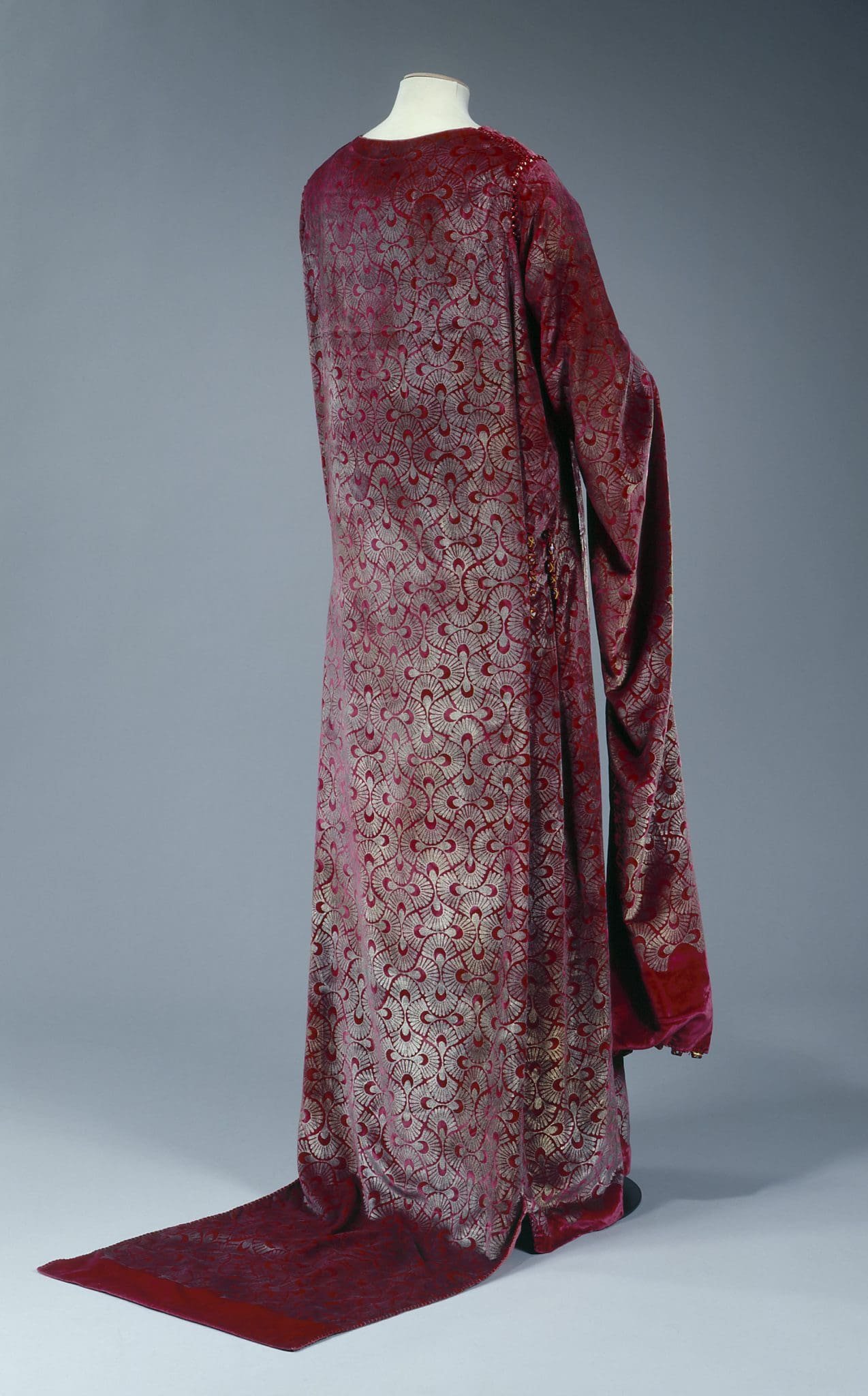 Mariano Fortuny - tea-gown velours -® Roger-Viollet Robe de chambre Mariano Fortuny en velours rouge, motif éventails, exposition hiver.