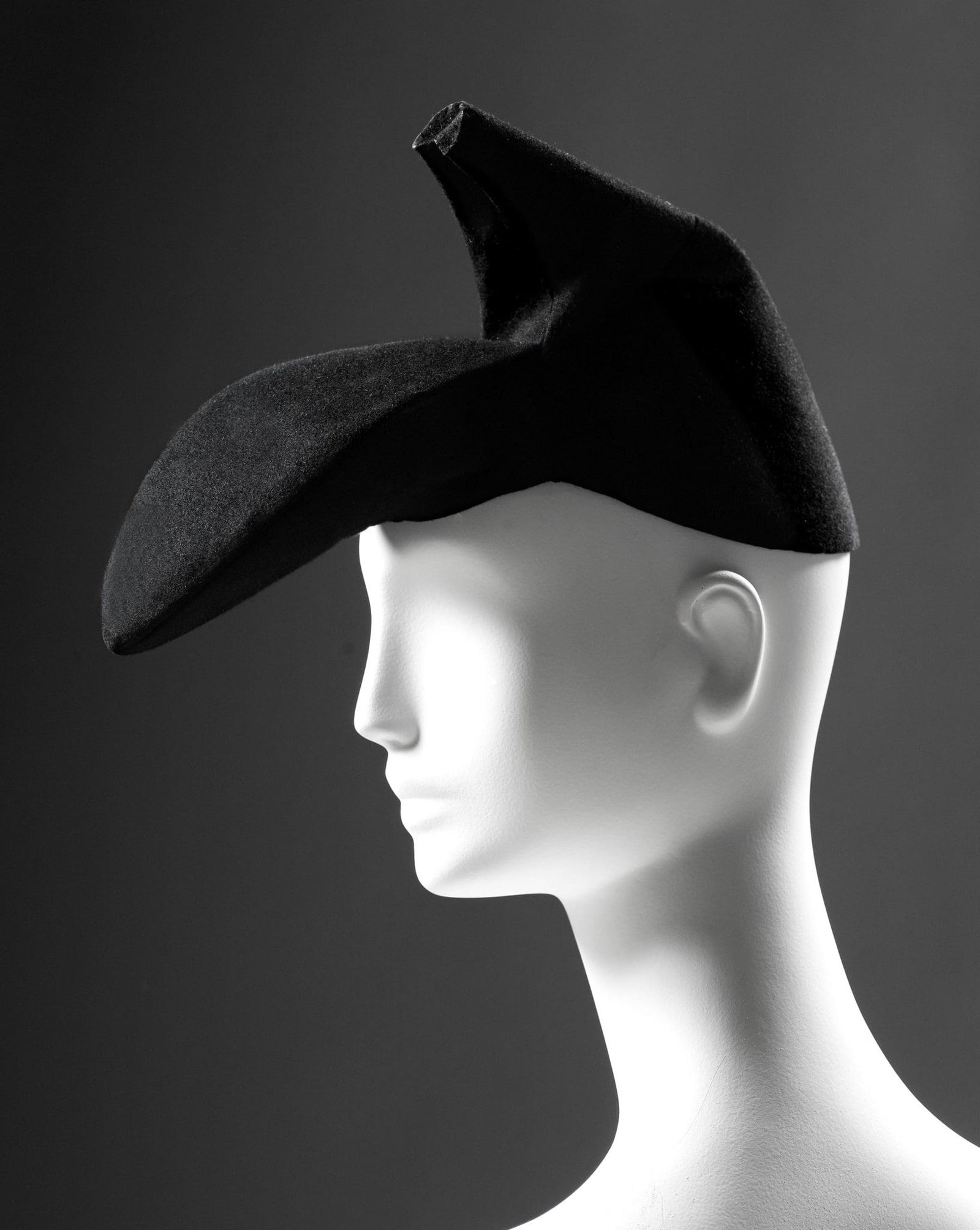 Schiaparelli - chapeau-chaussure -® Roger-Viollet Chapeau Schiaparelli sur mannequin, noir et blanc, Roger Viollet.