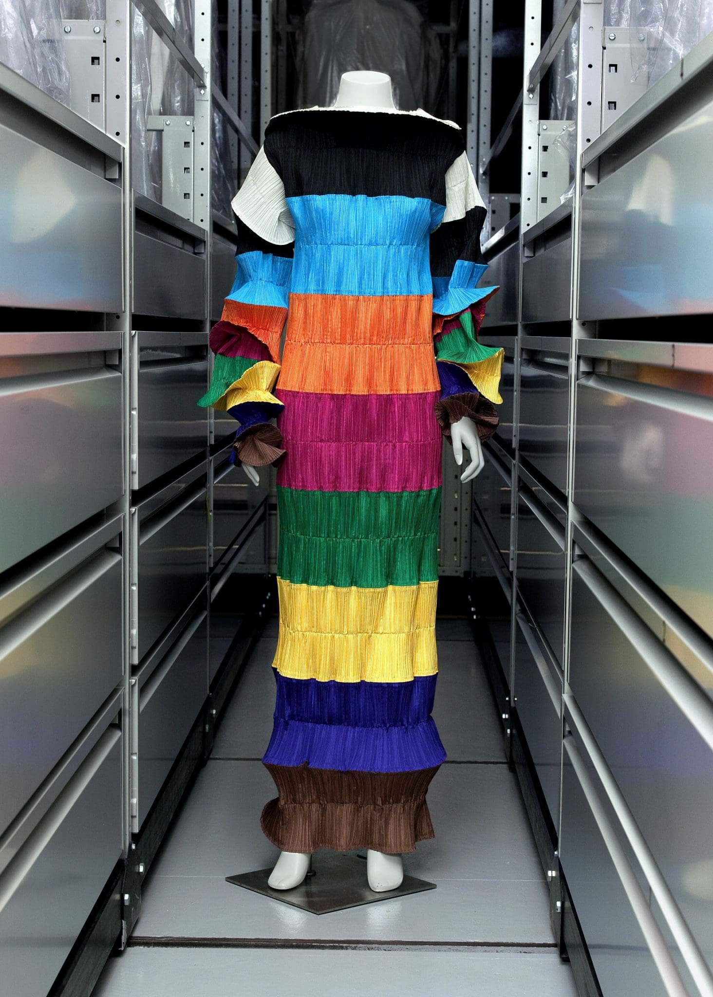 Issey Miyake - robe multicolore -® Roger-Viollet Robe plissée multicolore Issey Miyake en réserve de musée.