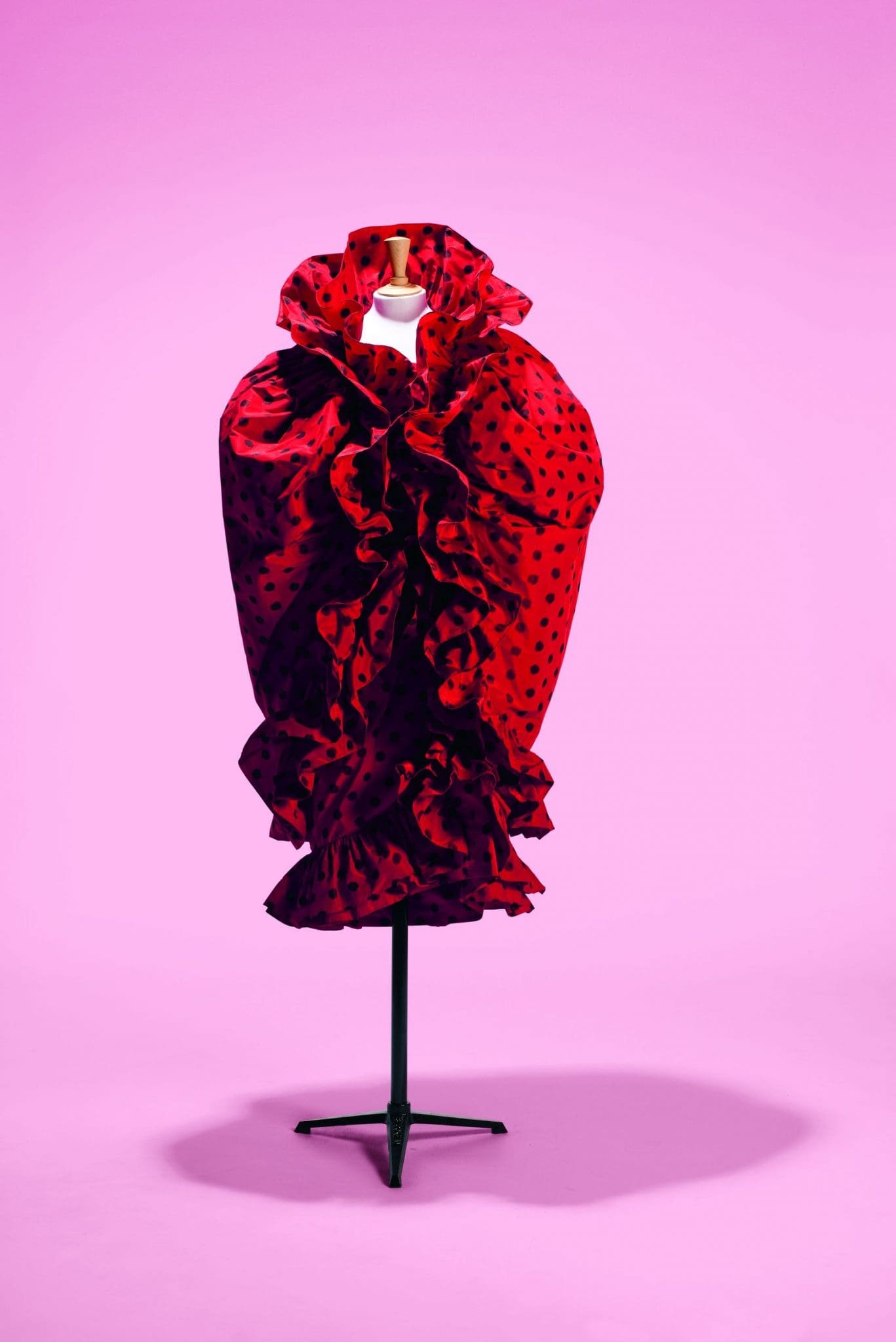 Ensemble Balenciaga rouge à pois noirs avec volants sur mannequin.