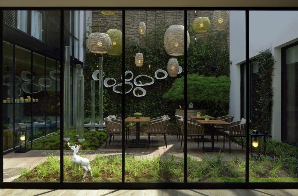 Balthazar Hotel & Spa MGallery Rennes Patio extérieur Hôtel Balthazar avec mobilier et décoration végétale pour le réveillon.