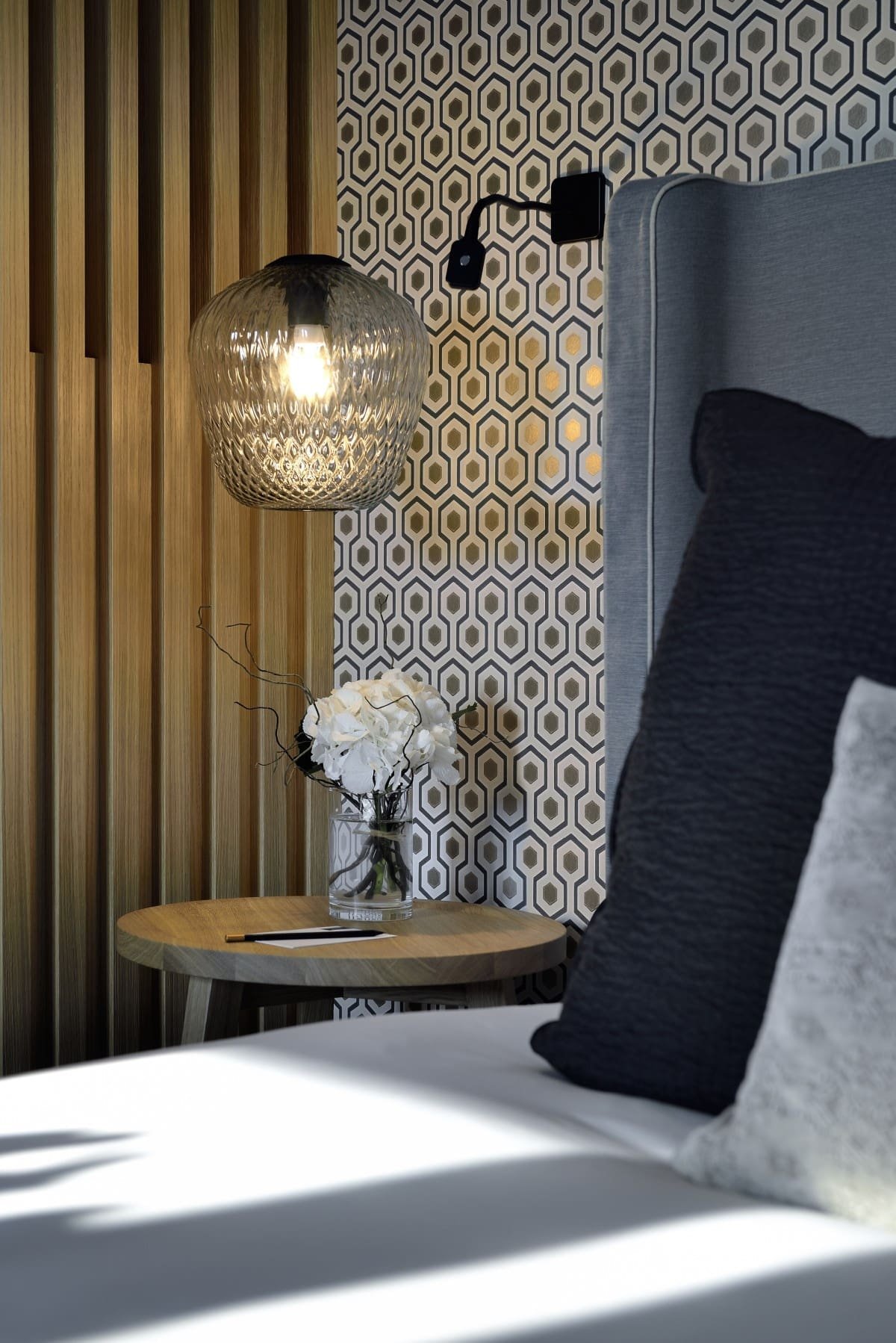 Balthazar Hotel & Spa MGallery Rennes Chambre Balthazar Hotel Spa : table de chevet, lampe design et tête de lit.