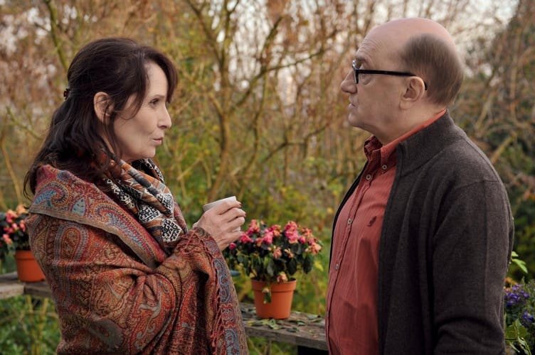 8-Les-Souvenirs-Chantal-Lauby-Michel-Blanc-Crédit-Etienne-George Chantal Lauby et Michel Blanc dans une discussion en extérieur.