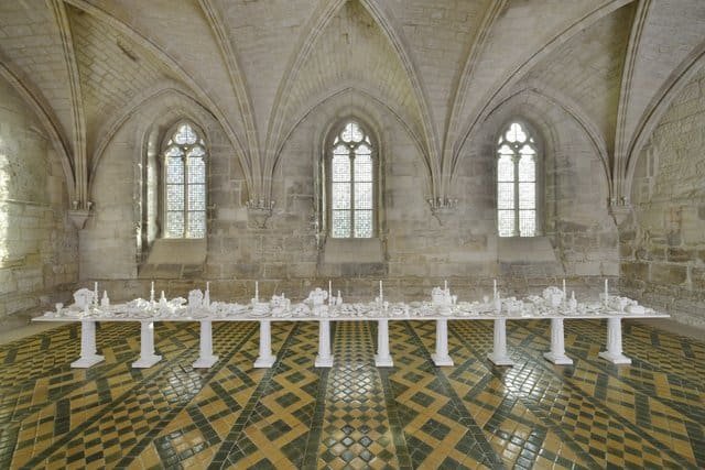 Installation "Un autre rêve" de Ken et Julia Yonetani dans une salle gothique.