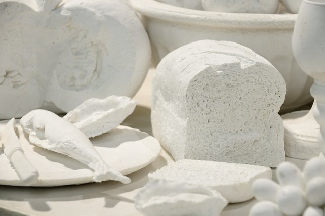 Sculptures blanches de pain, poisson et fruits de Ken et Julia Yonetani.