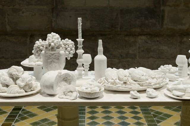 Sculptures blanches de nourriture et vaisselle de l'exposition Ken et Julia Yonetani.