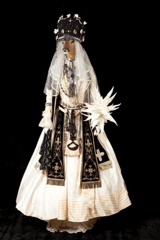 Sculpture Benoit Huot Mariée noire, tête de cerf, tenue religieuse.