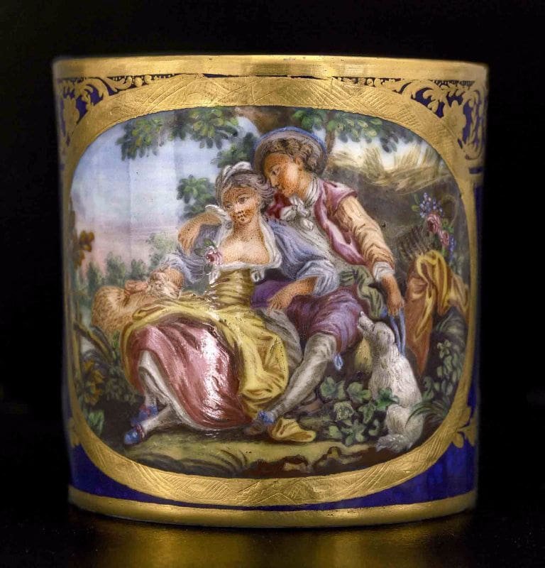 Tasse litron et soucoupe Tasse en porcelaine peinte scène galante Chabry fils et Chauveaux Musée Cognacq-Jay.