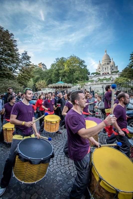 Défilé de batteurs avec la basilique du Sacré-Cœur en arrière-plan, Fête des Vendanges.