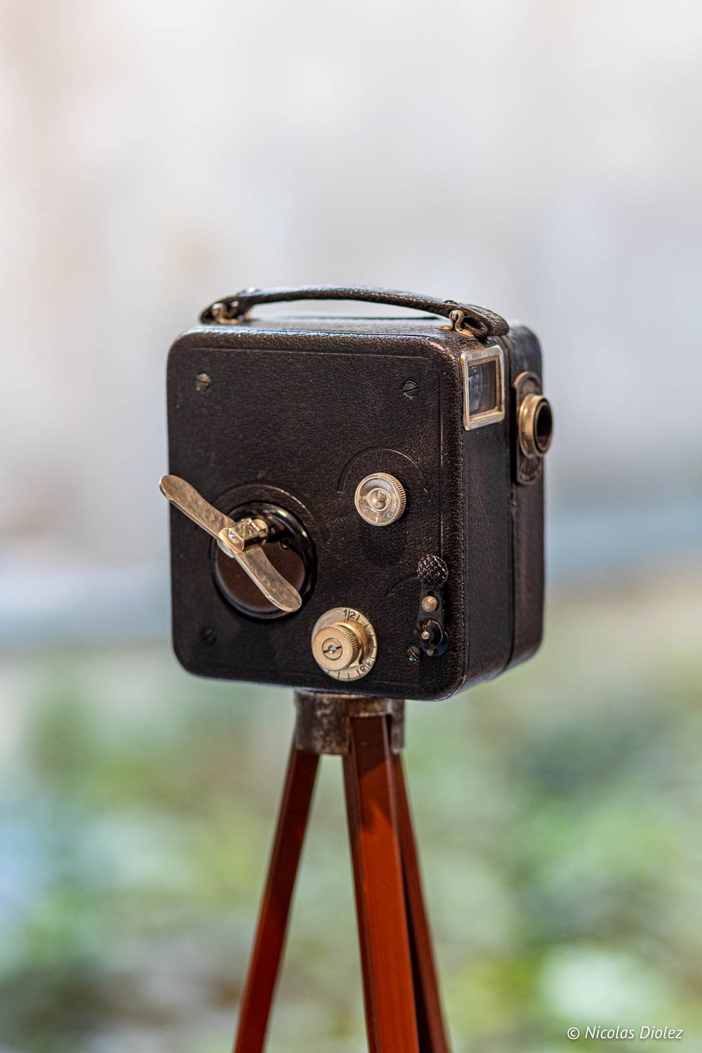 Caméra Pathé ancienne sur trépied bois, Exposition Cinéma en Campagne.