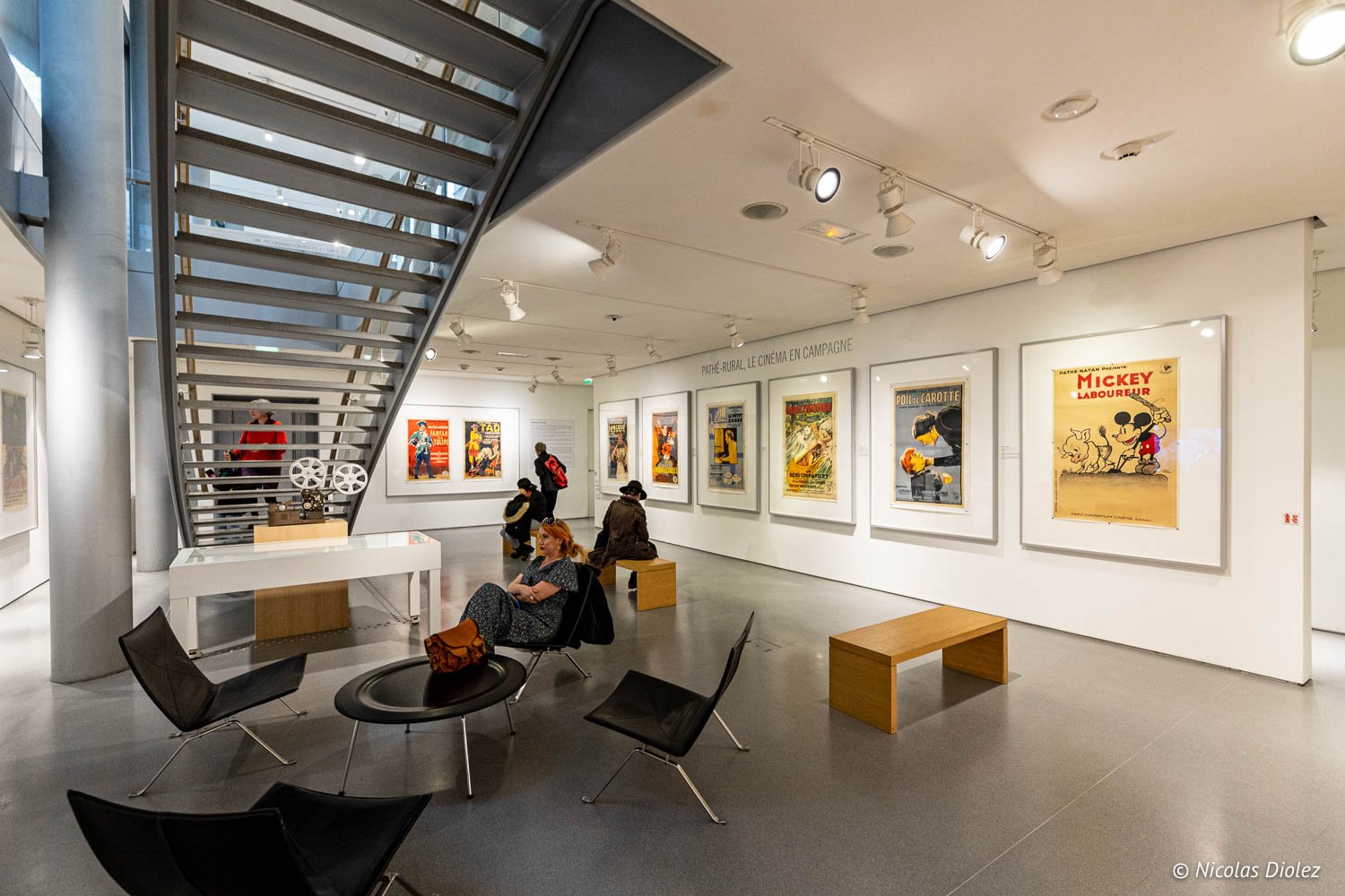 Exposition Pathé-Rural : Le cinéma en campagne, Fondation Jérôme Seydoux-Pathé, affiches et escalier.