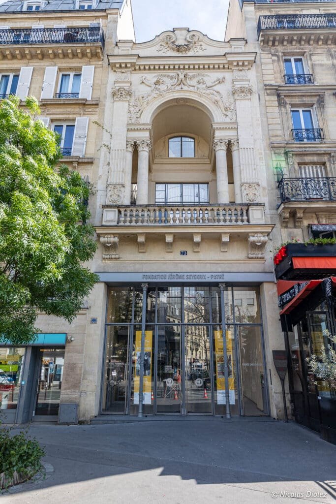 Façade de la Fondation Jérôme Seydoux-Pathé avec balcons sculptés et entrée vitrée.