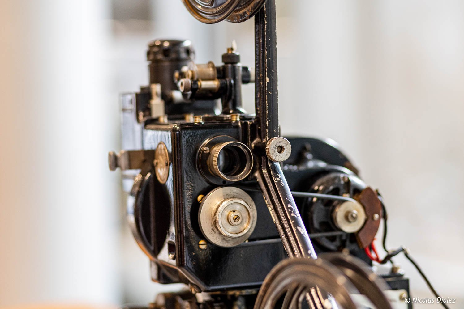 Gros plan sur projecteur de cinéma ancien lors de l'exposition Pathé-Rural à la Fondation Seydoux-Pathé.