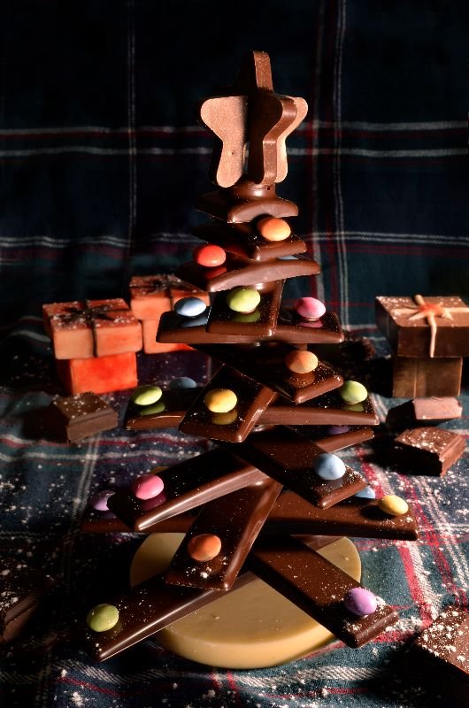 Sapin de Noël en chocolat décoré de bonbons colorés, atelier Musée du Chocolat.