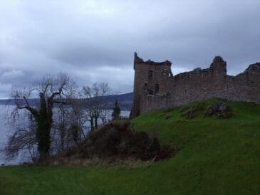 Rovine del castello di Urquhart sulle rive del Loch Ness in Scozia.
