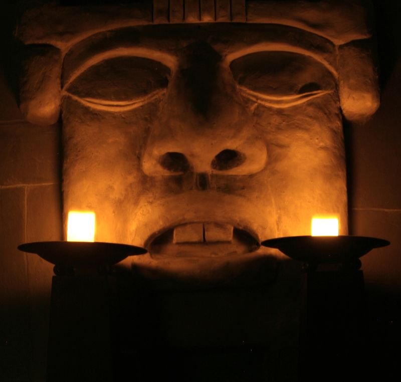 Masque Maya illuminé par deux bougies pour l'escape game La Prophétie Maya.