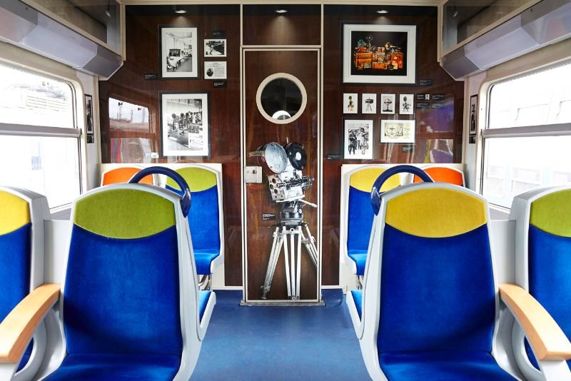 Caméra Intérieur de wagon avec caméra de cinéma ancienne et photos d'archives.