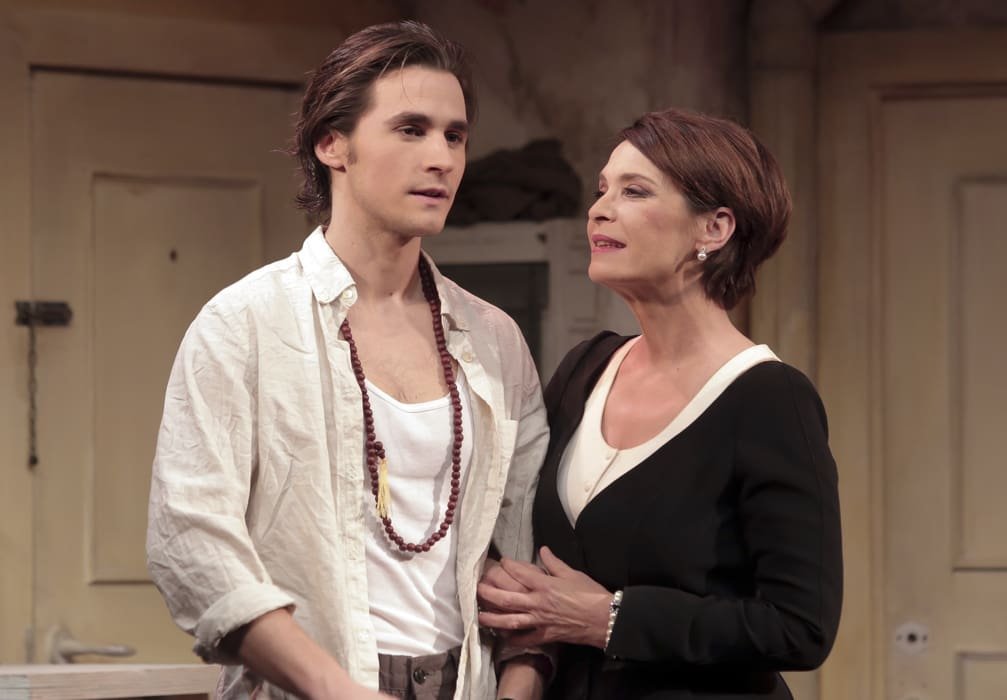 Scene from "Butterflies are free" with two actors at the Théâtre de la Rive Gauche.