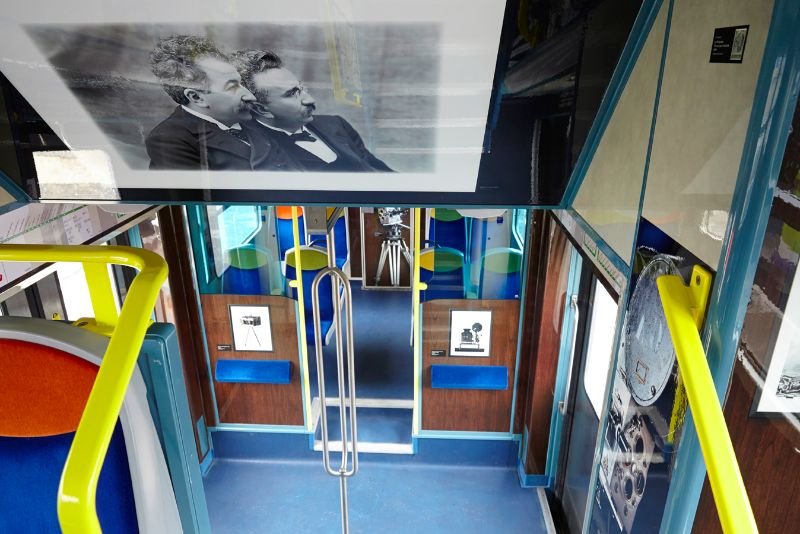frères lumières Intérieur de bus décoré avec photo des frères Lumière et équipement cinéma.