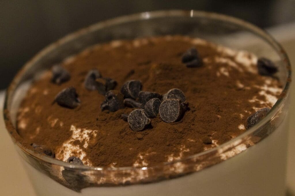Dessert au chocolat et cacao en verrine, possiblement tiramisu.