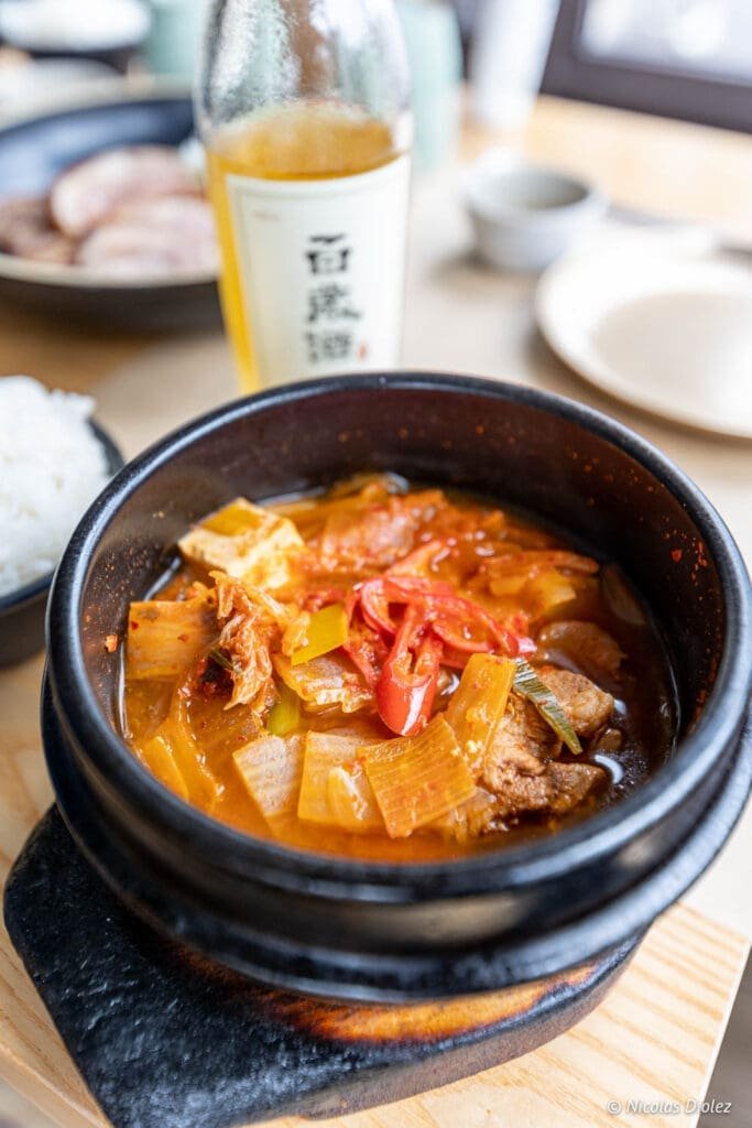 Ragoût de kimchi servi chaud au restaurant coréen Bekseju Village Paris.