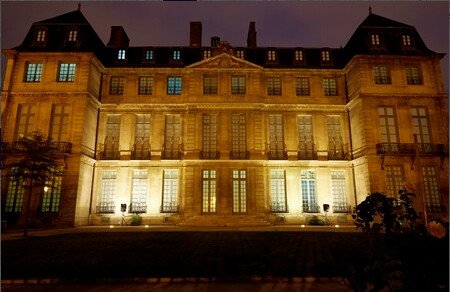 (c) Fabien Campoverde - Musée national Picasso-Paris Facade of a Parisian private mansion illuminated at night for the European Night of Museums.