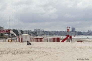 Spiaggia di La Baule con area giochi e vista sui palazzi della località balneare.