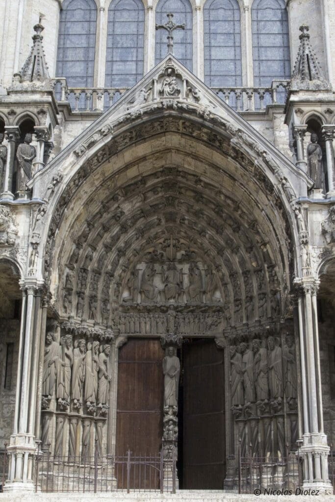 Portail sculpté de la cathédrale Notre-Dame de Chartres.
