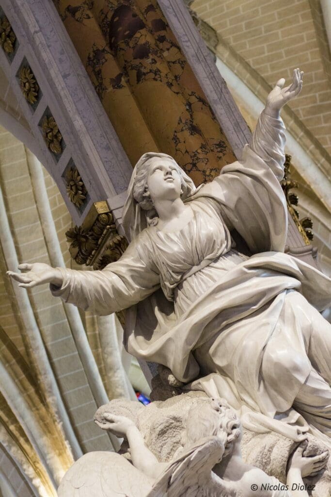 Sculpture en marbre d'une figure s'élevant dans la cathédrale de Chartres.