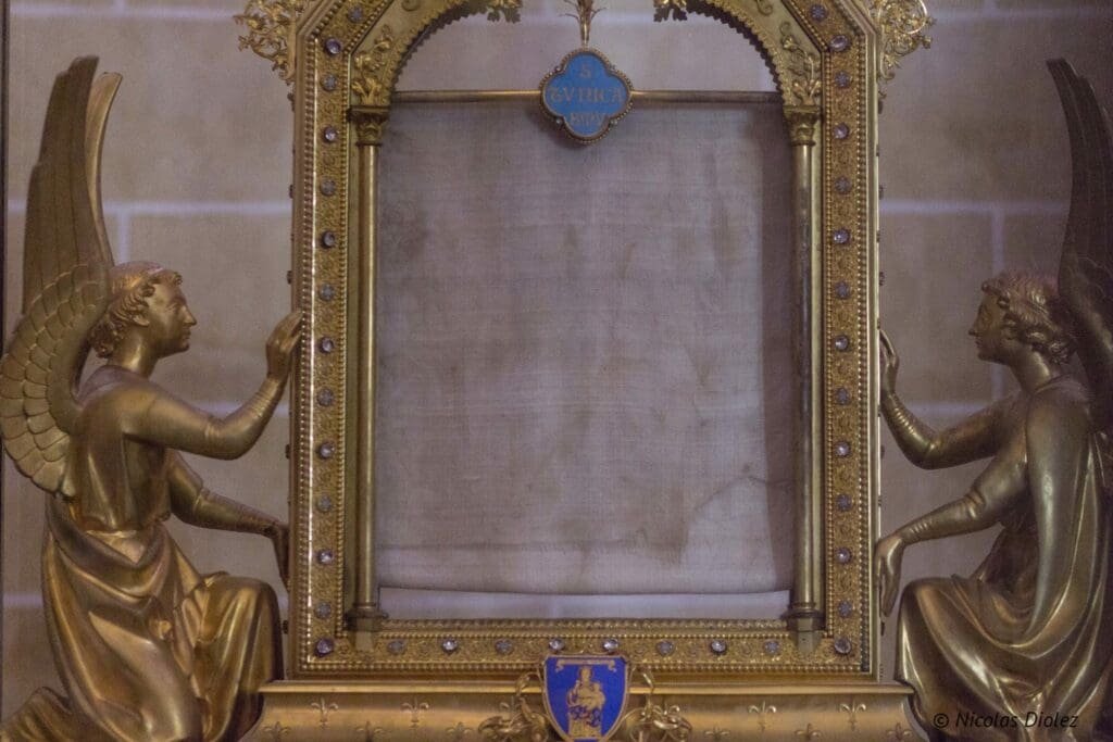 Reliquaire de la Sainte Ceinture à la Cathédrale de Chartres avec anges dorés.