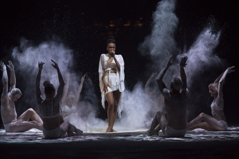 Cie les Farfadais show La Terre QUINTESSENCE, singer and dancers with powder.