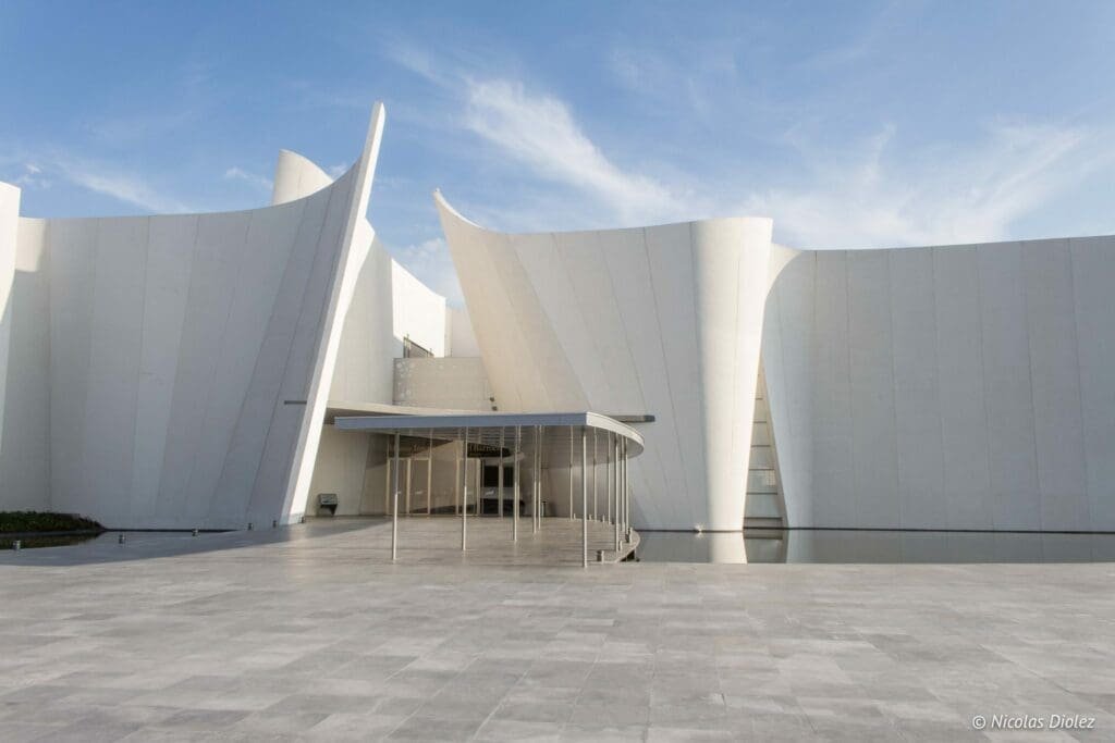 Façade moderne du Musée International du Baroque à Puebla, Mexique.