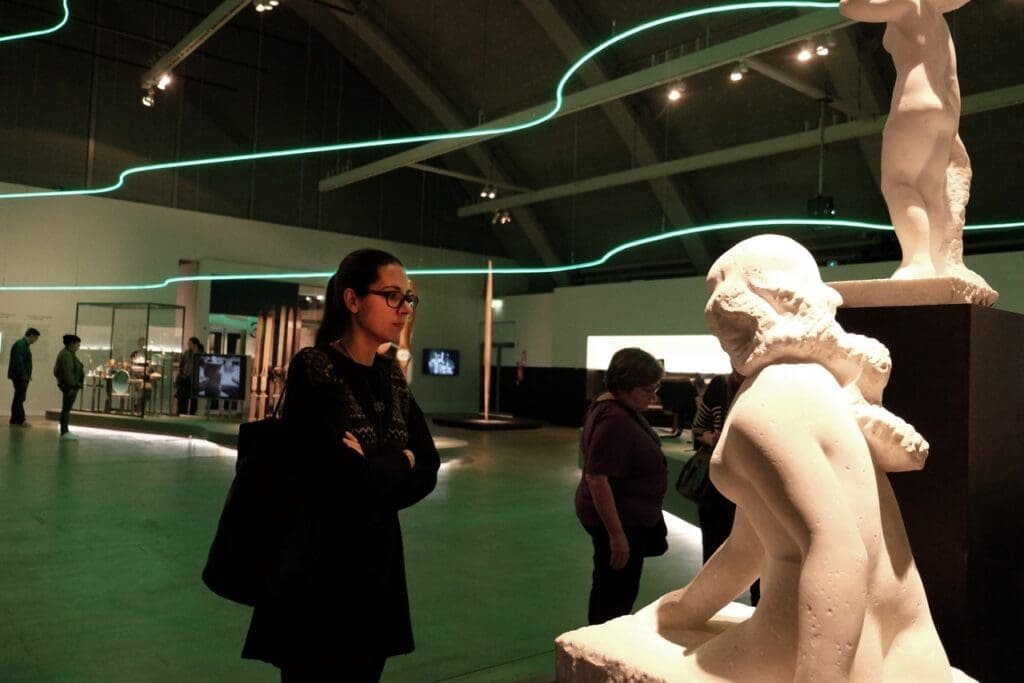 Visiteurs observant des sculptures en marbre dans un musée d'art d'Helsinki.