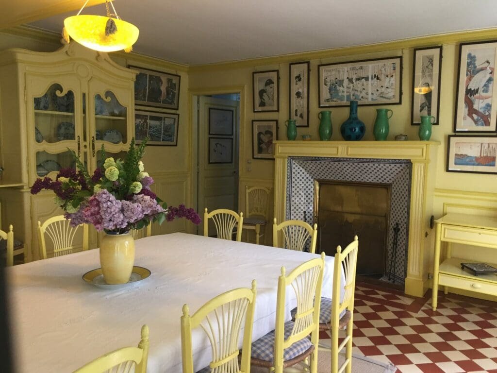 maison claude monet giverny-DR Valérie Collet 2017 Salle à manger jaune avec table dressée et décorations japonaises (possible Giverny).