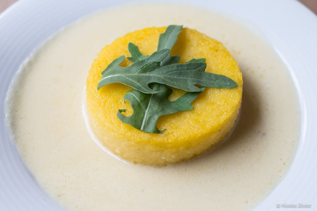 Polenta crémeuse surmontée de roquette, plat du Restaurant Corte Versailles.