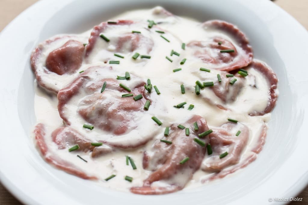 Raviolis rosés sauce crème et ciboulette, plat du restaurant Corte Versailles.