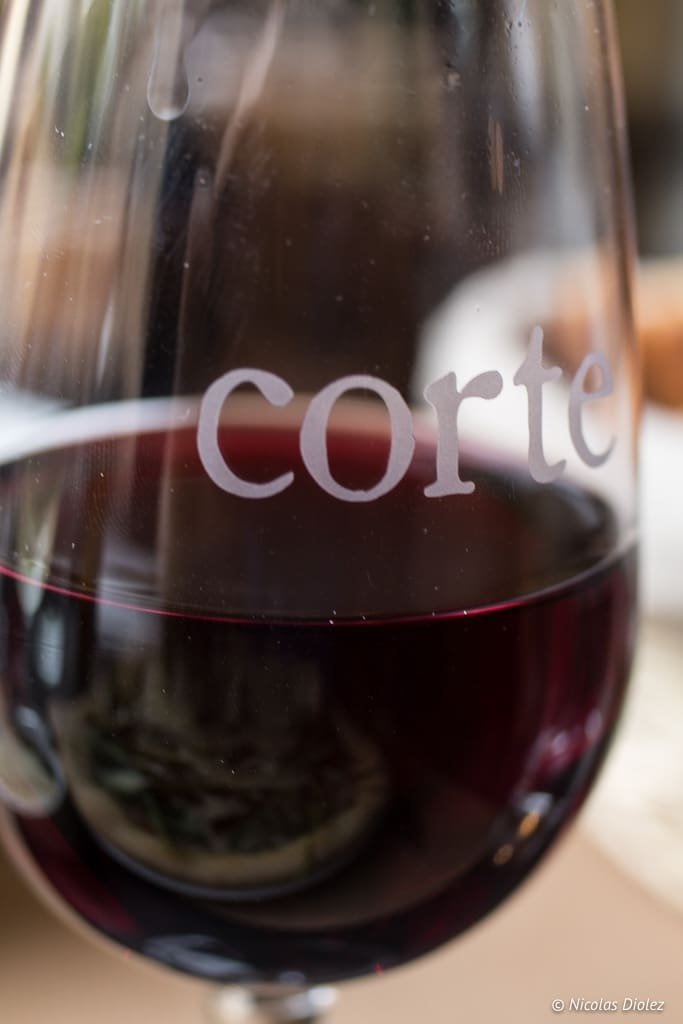 Verre de vin rouge avec inscription "corte" au Restaurant Corte Versailles.