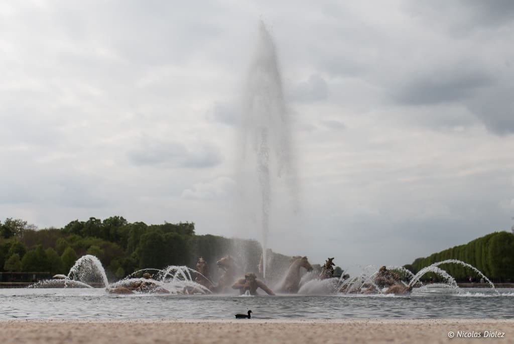 Bassin de Neptune, fontaine du Château de Versailles avec jets d'eau.