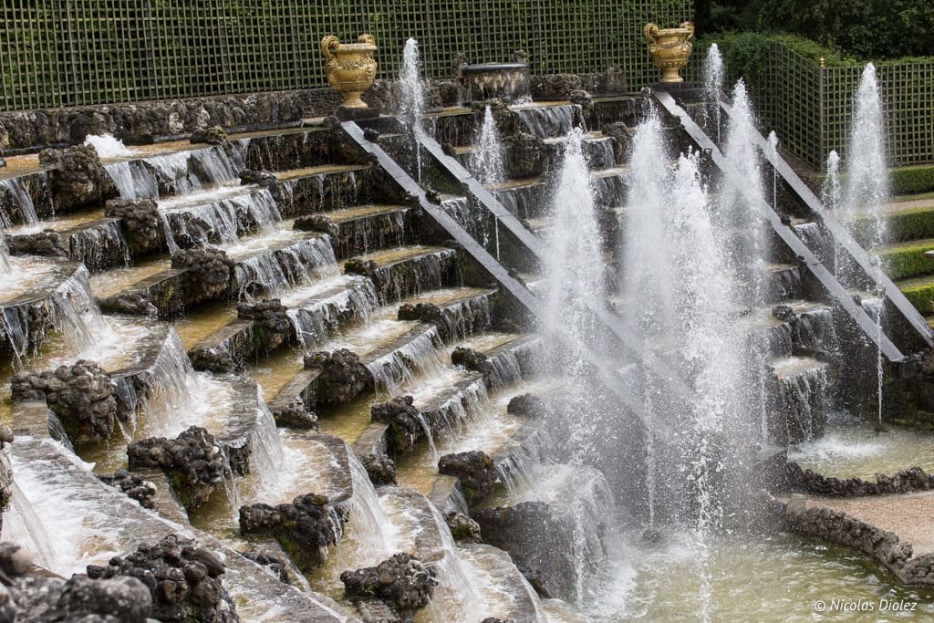 Fontaine des Deux-Plateaux (Cascade) du Château de Versailles avec jets d'eau.