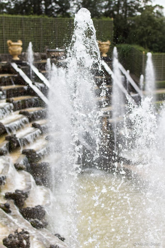 Cascade d'eau et jets de la Fontaine des Trois Dioses au Château de Versailles.
