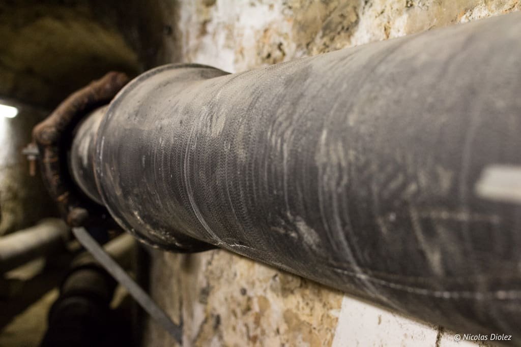 Tuyau souterrain, raccordement de canalisation dans les coulisses du Château de Versailles.