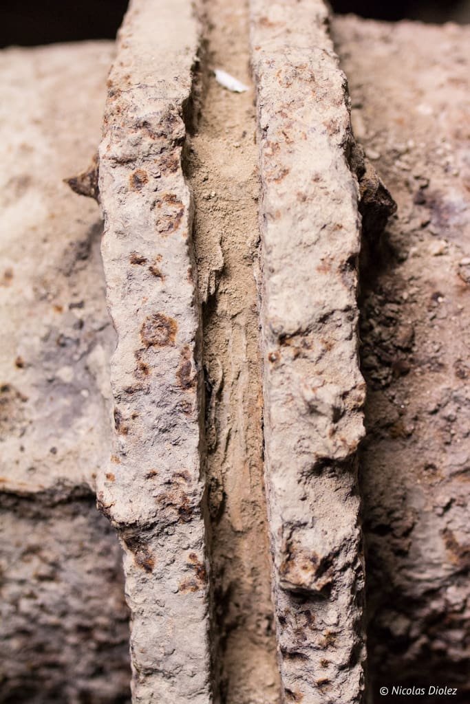 Gros plan sur joint de tuyauterie plomb corrodé du Château de Versailles.