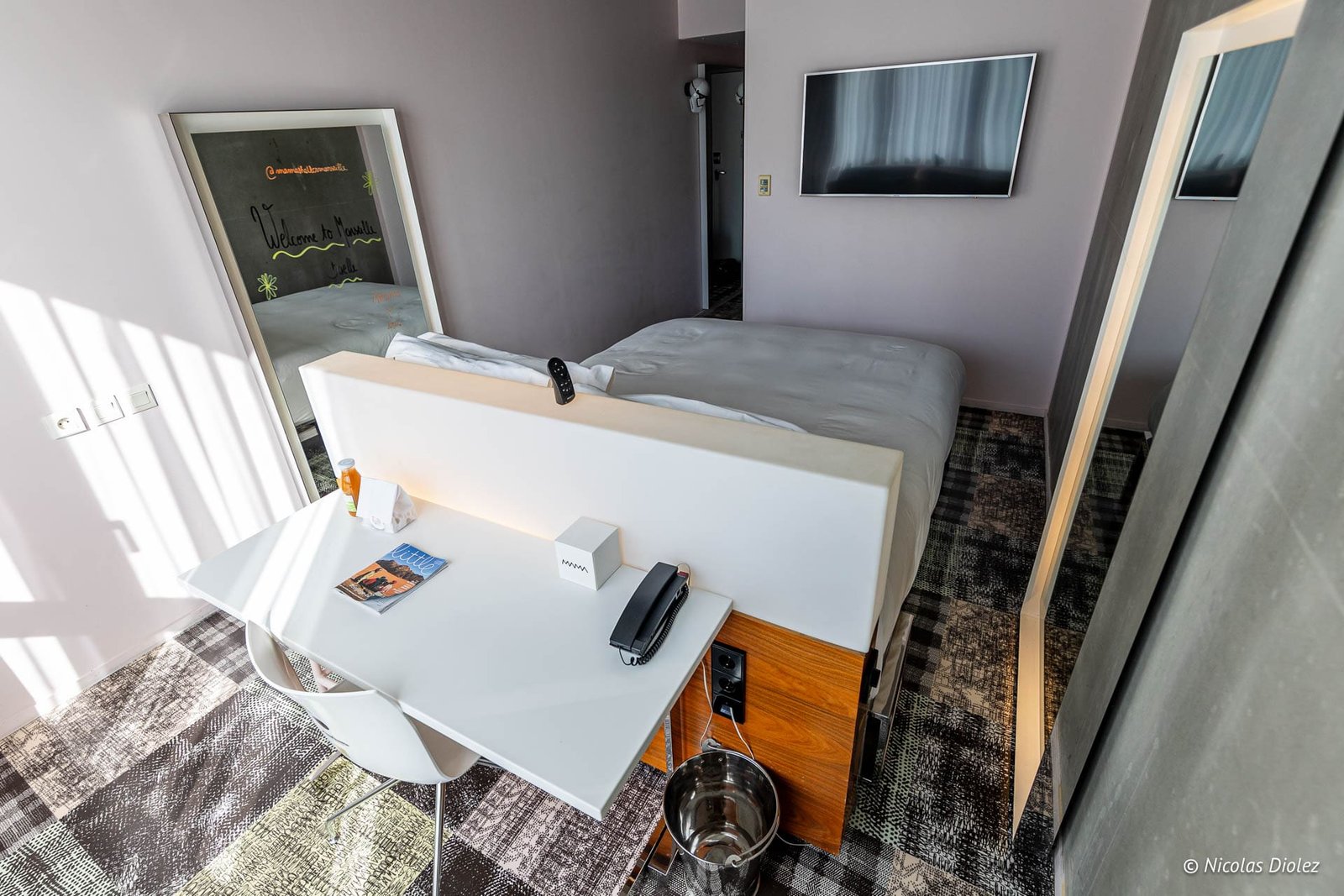 Escritorio y espejos de nuestra habitación del Mama Shelter Marseille, 2023.