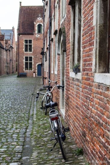 Bicletas aparcadas en una calle adoquinada del Gran Beguinaje de Lovaina (Leuven).