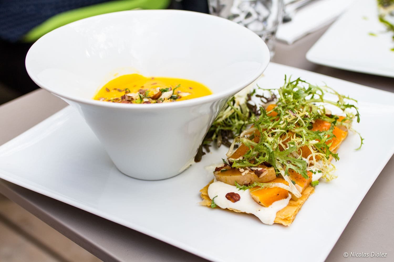 Gemüsesuppe und herzhafte Tartine mit Herbstnoten, Adresse in Marseille.