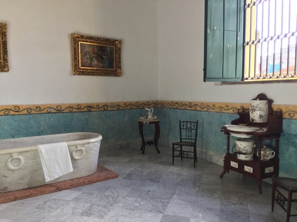 Casa Marques de Arcos. DR Valérie Collet 2018 Salle de bain ancienne avec baignoire en marbre à la Maison du Marquis de Arcos.