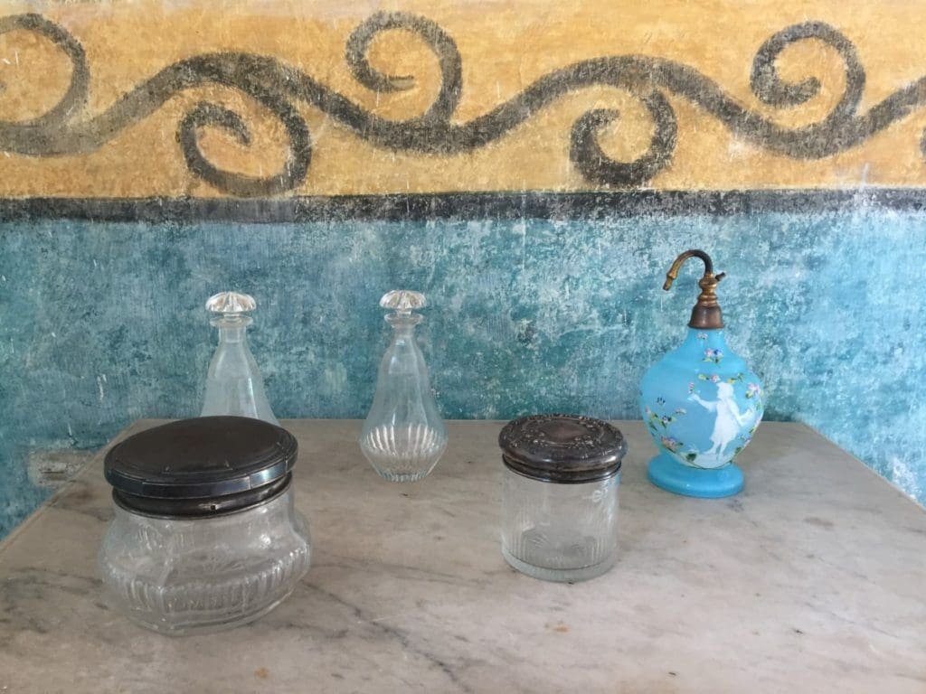 Casa Marques de Arcos. DR Valérie Collet 2018 Flacons anciens et flacon pompe bleu dans la Maison du Marquis de Arcos, La Havane.